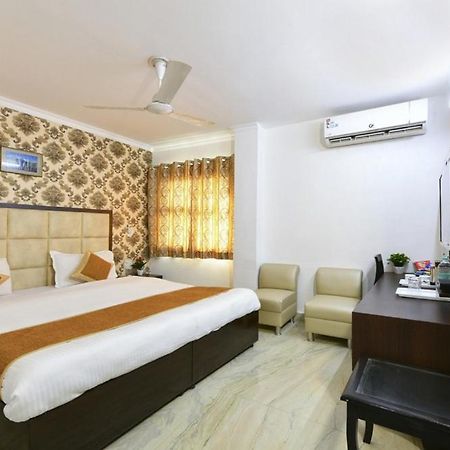 Hotel The First By Goyal Hotelie Agra  Esterno foto