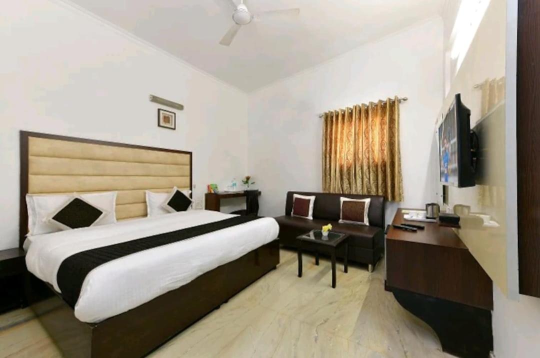 Hotel The First By Goyal Hotelie Agra  Esterno foto