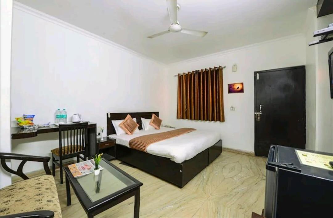 Hotel The First By Goyal Hotelie Agra  Esterno foto