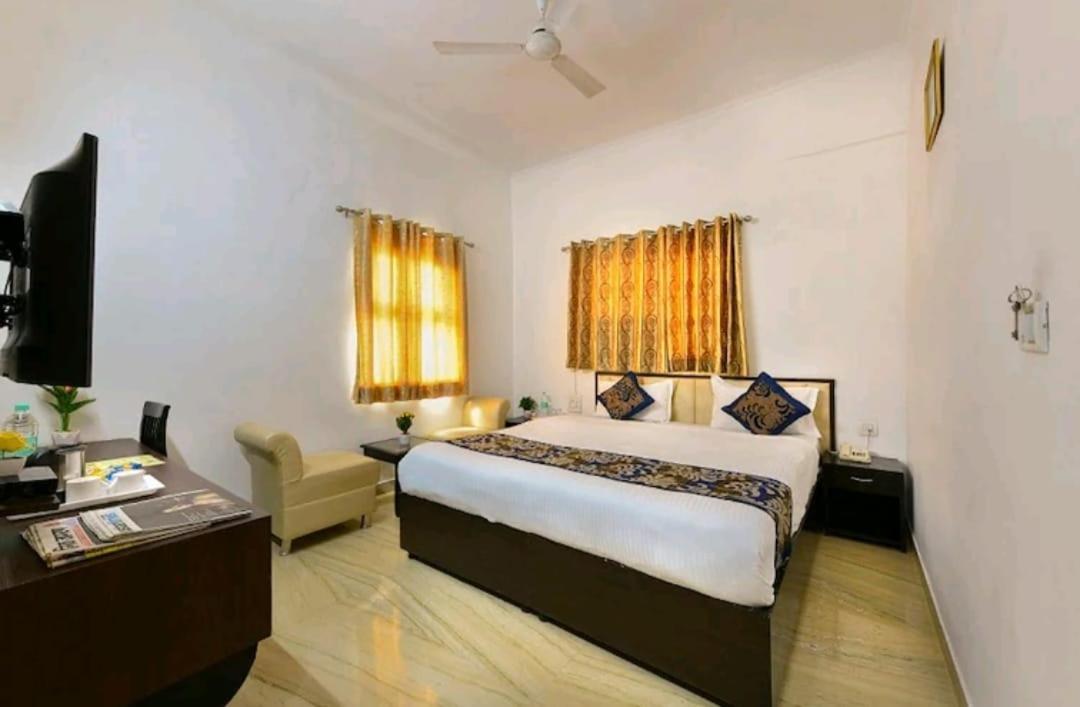Hotel The First By Goyal Hotelie Agra  Esterno foto