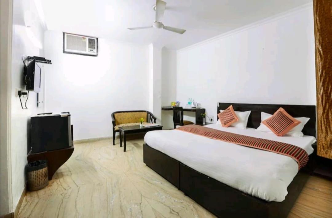 Hotel The First By Goyal Hotelie Agra  Esterno foto