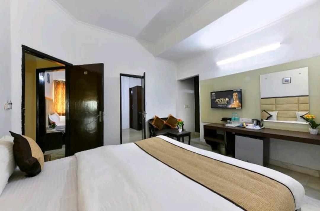 Hotel The First By Goyal Hotelie Agra  Esterno foto